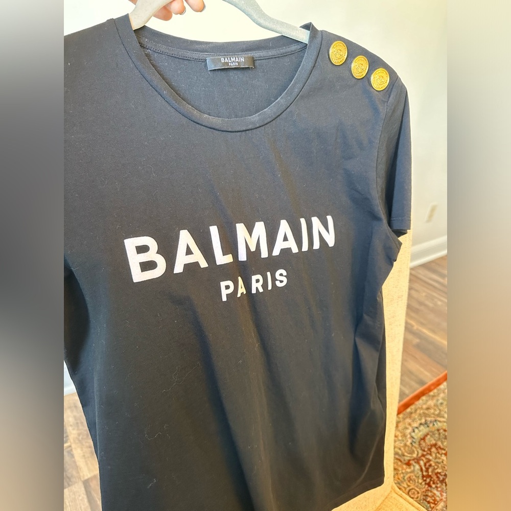 Large (women’s) black balmain shirt. Worn a few times. In perfect condition.